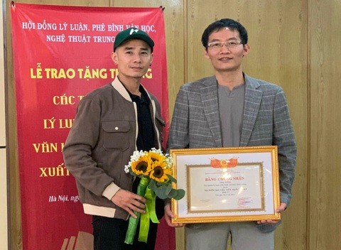 Kiến trúc sư Vũ Hiệp (phải) nhận mức tặng thưởng lần thứ 2 tổi 6-12 - Ảnh: Facebook Vũ Hiệp Kiến trúc sư Vũ Hiệp (phải) nhận tặng thưởng lần thứ 2 tổi 6-12 - Ảnh: Facebook Vũ Hiệp