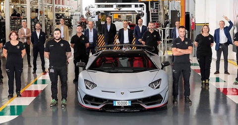 Làm việc tại Lamborghini sẽ trở thành việc nhẹ lương cao- Ảnh 2. Theo quy định mới, công nhân Lamborghini có thêm 1 tháng nghỉ ngơi (tính tổng số ngày làm việc được cắt giảm) so với trước kia - Ảnh: Lamborghini