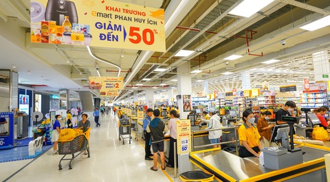 Tỉ phú Trần Bá Dương mở thêm đại siêu thị Emart- Ảnh 1. Emart Phan Huy Ích đang áp dụng khuyến mãi sâu cho nhiều mặt hàng nhân dịp khai trương - Ảnh: H.T.