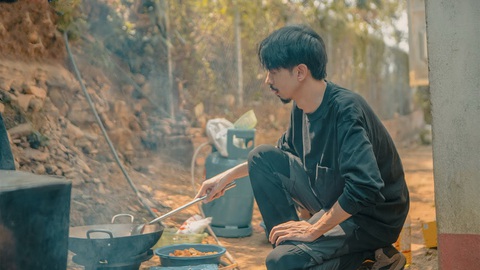Đen Vâu bảo việc tốt thì ai cũng làm được- Ảnh 9. Đen Vâu kêu gọi sự ủng hộ của cộng đồng chung tay đóng góp vào dự án “Nuôi em” của anh Hoàng Hoa Trung và chương trình Chuyến xe mùa xuân - Tết sum vầy 2024 do Trung tâm Hỗ trợ học sinh, sinh viên TP.HCM khởi xướng - Ảnh cắt từ MV Nấu ăn cho em