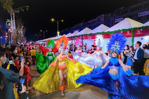 Mùa lễ hội trên đại lộ thương mại tại Long An- Ảnh 2. Đoàn biểu diễn carnival trình diễn dọc tuyến phố 3 Tháng 2 trong tiếng vỗ tay của người dân tại lễ hội đón Giáng sinh năm 2022