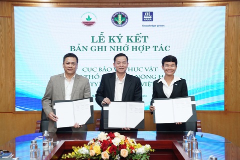Ba tổ chức lớn phối hợp nghiên cứu mô hình sản xuất cây trồng bền vững- Ảnh 2. Ông Huỳnh Tấn Đạt - cục trưởng Cục Bảo vệ thực vật (giữa), ông Trần Minh Tiến - viện trưởng Viện Thổ nhưỡng Nông Hóa (bìa trái), và bà Trần Ngọc Thanh Trúc - tổng giám đốc Yara Việt Nam