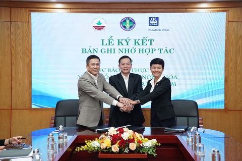 Ba tổ chức lớn phối hợp nghiên cứu mô hình sản xuất cây trồng bền vững- Ảnh 3. Ông Huỳnh Tấn Đạt - cục trưởng Cục Bảo vệ thực vật (giữa), ông Trần Minh Tiến - viện trưởng Viện Thổ nhưỡng Nông Hóa (bìa trái), và bà Trần Ngọc Thanh Trúc - tổng giám đốc Yara Việt Nam
