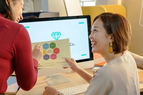 Tiêu chí nào để thành công trong vị trí mới?- Ảnh 2. Đừng ngại hỏi ý kiến, kinh nghiệm của đồng nghiệp - Ảnh: Pexels.
