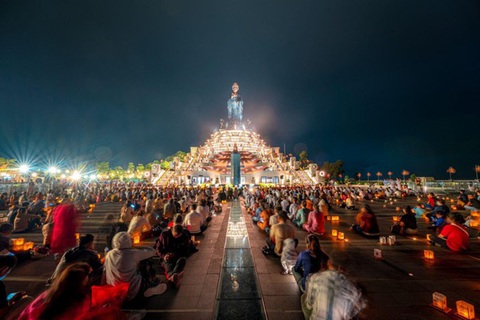 Kinh tế Tây Ninh: Tăng cao hơn bình quân chung cả nước nhưng chưa đạt mục tiêu của tỉnh- Ảnh 2. Tăng ni phật tử dưới chân tượng Phật Bà Tây Bổ Đà Sơn, khu du lịch Sun Wold Ba Den Mountain, Tây Ninh - Ảnh: CTV