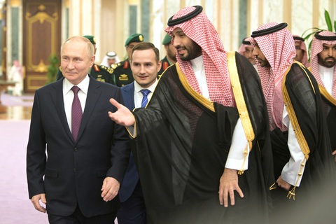 Gaza khủng hoảng, ông Putin chinh phục trái tim Trung Đông?- Ảnh 1. Tổng thống Nga Vladimir Putin (trái) và Thái tử Saudi Arabia Mohammed bin Salman trong một cuộc gặp ở Riyadh ngày 6-12 - Ảnh: REUTERS