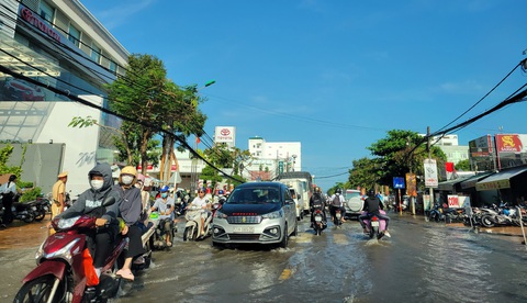Giám đốc Sở Y tế Cần Thơ chỉ có 34% phiếu 'tín nhiệm cao'- Ảnh 2. Quốc lộ 91 đoạn từ km0 đến km7 thuộc quận Ninh Kiều và Bình Thủy xuống cấp, chật hẹp và thường xuyên ngập nước, kẹt xe - Ảnh: CHÍ QUỐC
