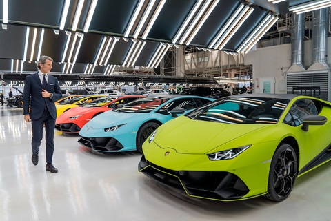 Làm việc tại Lamborghini sẽ trở thành việc nhẹ lương cao- Ảnh 3. Người giàu không thể ngừng mua xe Lamborghini - Ảnh: Hot Cars