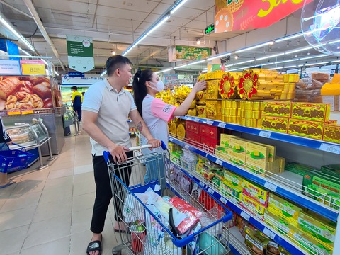 Khách chọn quà Tết tại quầy bánh kẹo siêu thị Co.opmart Cống Quỳnh - Ảnh: NHẬT XUÂN Khách chọn quà Tết tại quầy bánh kẹo siêu thị Co.opmart Cống Quỳnh - Ảnh: NHẬT XUÂN