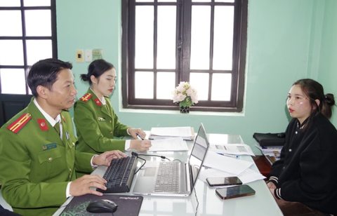 Vẽ dự án ma, 'nữ quái' giả giọng nhiều miền, lừa đảo lấy tiền xây biệt thự- Ảnh 1. Bị can Phạm Thị Nhường vẽ dự án "ma" lừa đảo hàng chục tỉ đồng - Ảnh: Công an tỉnh Hà Nam
