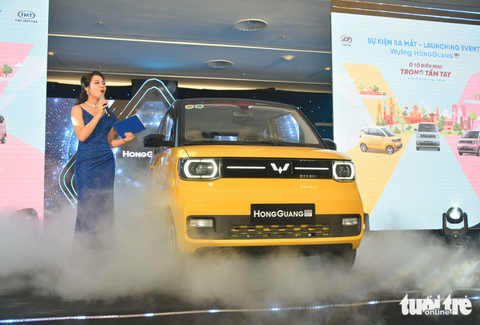 Doanh nghiệp bán ô tô thu ngàn tỉ nhưng lãi thấp bất ngờ- Ảnh 1. TMT Motors giới thiệu tại thị trường Việt Nam mẫu xe điện cỡ nhỏ Wuling HongGuang MiniEV giá từ 239 triệu đồng - Ảnh: QUỐC MINH
