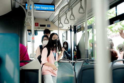 Mong xe buýt văn minh hơn mỗi ngày- Ảnh 1. Hành khách sinh viên trên một xe buýt điện tại TP.HCM - Ảnh: THANH HIỆP