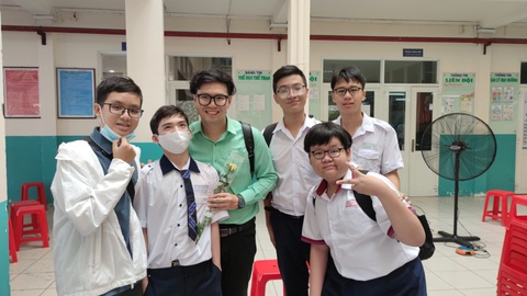 TP.HCM dự kiến hỗ trợ học phí cho học sinh mầm non, phổ thông, giáo dục thường xuyên- Ảnh 1. Học sinh THCS tại TP.HCM dự kiến được hỗ trợ 100% học phí. Trong ảnh là thầy trò Trường THCS Nguyễn Du, quận 1, TP.HCM - Ảnh: NVCC