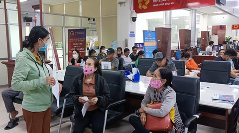 Dân Long An, Đà Nẵng kéo nhau đi đổi giấy phép lái xe vì... nghe đồn- Ảnh 1. Khoảng 150 người đến Trung tâm phục vụ hành chính công tỉnh Long An đổi giấy phép lái xe mỗi ngày vì... tin đồn - Ảnh: TTHCC