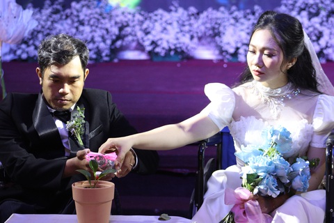 Sinh viên tổ chức lễ cưới trong mơ cho các đôi khuyết tật- Ảnh 4. Các cặp đôi cùng tưới nước cho "hạt mầm tình yêu" thay cho tháp rượu như vẫn thấy - Ảnh: Vườn Trăm Năm