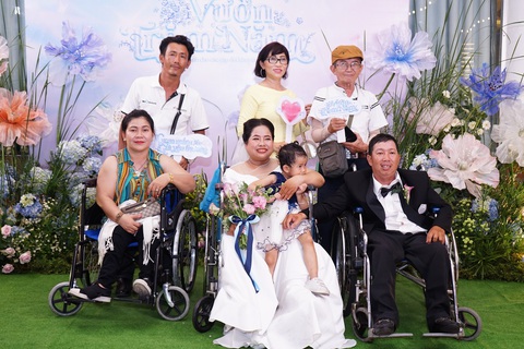 Sinh viên tổ chức lễ cưới trong mơ cho các đôi khuyết tật- Ảnh 3. Chị Nguyễn Thị Linh Phượng rạng ngời bên anh Huỳnh Minh Phụng và gia đình - Ảnh: Vườn Trăm Năm