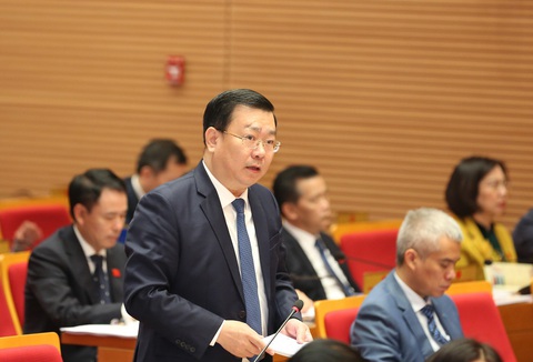 'Điều chỉnh quy hoạch tổng thể dự án 148 Giảng Võ' - Ảnh 3. Ông Võ Nguyên Phong - giám đốc Sở Xây dựng - trả lời chất vấn - Ảnh: QUANG VIỄN