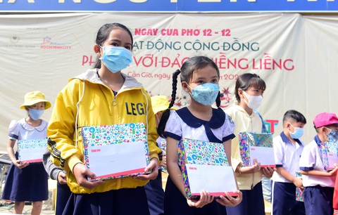 Mang phở nóng lên phố núi ngày cuối năm- Ảnh 2. Học sinh có hoàn cảnh khó khăn tại ấp đảo Thiềng Liềng (huyện Cần Giờ, TP.HCM) nhận học bổng tại Ngày của phở - Ảnh: DUYÊN PHAN
