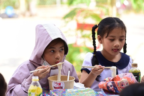 Mang phở nóng lên phố núi ngày cuối năm- Ảnh 1. Trẻ tại ấp đảo Thiềng Liềng (huyện Cần Giờ, TP.HCM) thưởng thức những tô phở thơm ngon - Ảnh: DUYÊN PHAN