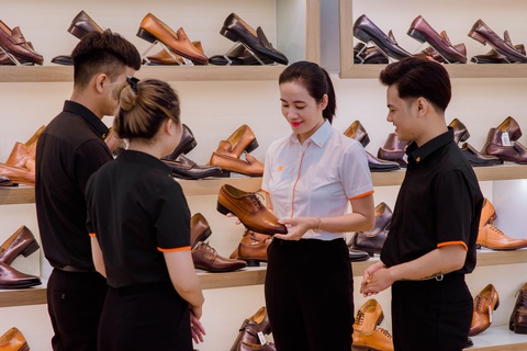 Hành trình 19 năm - Giày BQ cảm ơn bạn- Ảnh 1. Giới thiệu sản phẩm giày BQ đến khách hàng