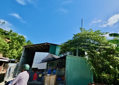 Giám sát việc thải khói của 2 cơ sở gây ô nhiễm không khí ở Nha Trang mà Tuổi Trẻ nêu- Ảnh 1. Cơ sở đốt nhôm phế liệu hiện đã tạm ngưng hoạt động - Ảnh: MINH CHIẾN