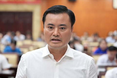 TP.HCM khó hoàn thành chỉ tiêu xây dựng 35.000 căn nhà ở xã hội giai đoạn 2021-2025- Ảnh 3. Phó chủ tịch UBND TP.HCM Bùi Xuân Cường trả lời ý kiến giám sát của các đại biểu - Ảnh: HỮU HẠNH