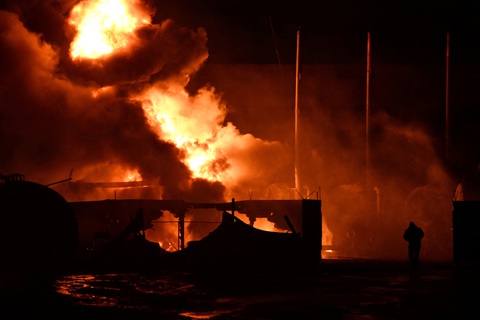 Một kho dầu bốc cháy ở khu vực Donetsk ở miền đông Ukraine ngày 6-12 - Ảnh: REUTERS Một kho dầu bốc cháy ở khu vực Donetsk tại miền đông Ukraine ngày 6-12 - Ảnh: REUTERS