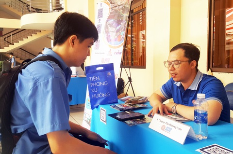 Doanh nghiệp tuyển dụng ít, sinh viên lưu ý gì?- Ảnh 1. Sinh viên được doanh nghiệp tư vấn tuyển dụng trong ngày hội - Ảnh: TRỌNG NHÂN