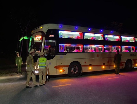 Hai phạm nhân trốn khỏi trại giam, 2.000 công an xuyên đêm truy tìm- Ảnh 2. Lực lượng công an kiểm tra xe trên quốc lộ 1 để truy bắt hai phạm nhân bỏ trốn - Ảnh: CACC
