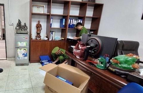 Bắt tạm giam giám đốc và phó giám đốc Trung tâm đăng kiểm 50-04V- Ảnh 4. Công an thực hiện việc khám xét nơi làm việc- Ảnh: A.X