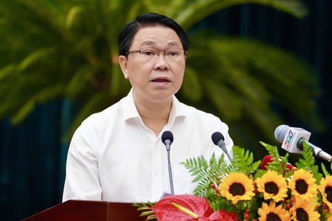 TP.HCM khó hoàn thành chỉ tiêu xây dựng 35.000 căn nhà ở xã hội giai đoạn 2021-2025- Ảnh 1. Giám đốc Sở Xây dựng Trần Hoàng Quân báo cáo tại phiên giám sát - Ảnh: HỮU HẠNH