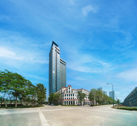 Với quy mô hơn 200 căn hộ hạng sang thuộc cao ốc 35 tầng và gần 30 căn Shophouse, Sunshine Golden River sở hữu vị trí đắc địa khi hưởng trọn các lợi thế về phong thuỷ, giao thông, hạ tầng Với quy mô hơn 200 căn hộ hạng sang thuộc cao ốc 35 tầng và gần 30 căn Shophouse, Sunshine Golden River sở hữu vị trí đắc địa khi hưởng trọn các lợi thế về phong thuỷ, giao thông, hạ tầng.