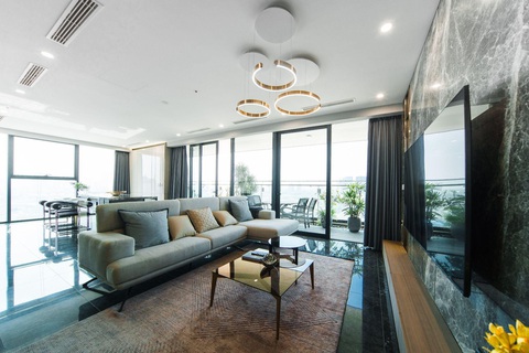 Các căn hộ tại Sunshine Golden River được bài trí trang nhã, tối giản nhưng tinh tế với ngôn ngữ thiết kế hiện đại, mang đến cảm giác phóng khoáng, chất sống nghỉ dưỡng cao cấp với tầm view Các căn hộ tại Sunshine Golden River được bài trí trang nhã, tối giản nhưng tinh tế với ngôn ngữ thiết kế hiện đại, mang đến cảm giác phóng khoáng, chất sống nghỉ dưỡng cao cấp với tầm view "panorama" đắt giá và mật độ thoáng chỉ từ 6 - 8 căn/sàn.