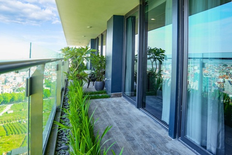 Điểm nhấn độc đáo của dự án là 100% căn hộ đều sở hữu ban công rộng từ 24m2 đến gần 82m2, có thể tùy biến thành những khu vườn xanh Điểm nhấn độc đáo của dự án là 100% căn hộ đều sở hữu ban công rộng từ 24m2 đến gần 82m2, có thể tùy biến thành những khu vườn xanh "ngang trời", đồng thời cung cấp tối đa nắng, gió tự nhiên, tăng cường lưu thông không khí cho mọi không gian.