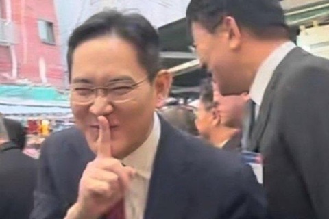 Khoảnh khắc chủ tịch Samsung cười gây bão mạng- Ảnh 1. Khoảnh khắc gây bão của ông Lee Jae Yong.