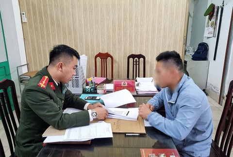 Bị phạt 7,5 triệu đồng vì livestream báo chốt đo nồng độ cồn- Ảnh 1. Cán bộ Công an huyện Giao Thủy làm việc với ông B.V. Đ. liên quan hành vi livestream trên Facebook để "báo chốt" kiểm tra nồng độ cồn - Ảnh: Công an Giao Thủy