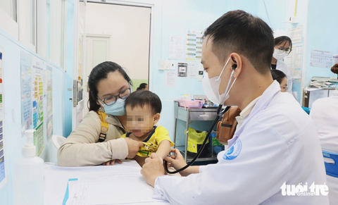 Chuyển tuyến bảo hiểm khó nhưng chậm sửa- Ảnh 1. Hiện chưa có hệ thống các quy định minh bạch để người dân có thể biết khi nào được chuyển tuyến, khi nào không - Ảnh: XUÂN MAI