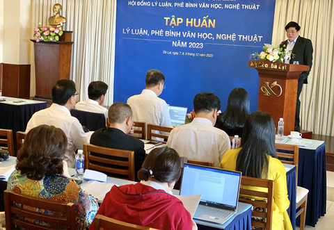 PGS.TS Nguyễn Thế Kỷ - chủ tịch Hội đồng Lý luận, phê bình văn học nghệ thuật trung ương khóa V PGS.TS Nguyễn Thế Kỷ - chủ tịch Hội đồng Lý luận, phê bình văn học, nghệ thuật trung ương khóa V, trao đổi ở hội nghị - Ảnh: VŨ HẢI SƠN