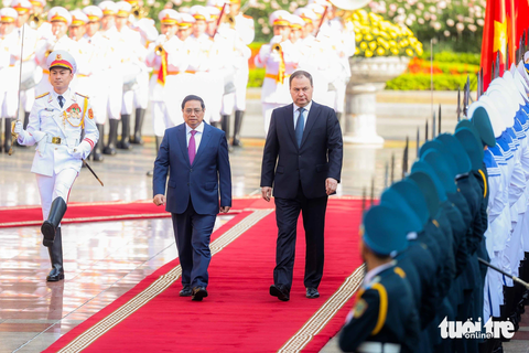 Thủ tướng Phạm Minh Chính đón, hội đàm Thủ tướng Belarus- Ảnh 1. Thủ tướng Phạm Minh Chính và Thủ tướng Belarus Roman Golovchenko duyệt đội danh dự - Ảnh: NGUYỄN KHÁNH