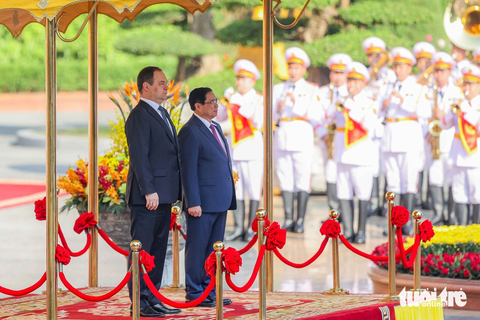 Thủ tướng Phạm Minh Chính đón, hội đàm Thủ tướng Belarus- Ảnh 3. Hai nhà lãnh đạo bước lên bục danh dự. Quân nhạc lần lượt cử quốc thiều hai nước - Ảnh: NGUYỄN KHÁNH