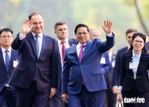 Thủ tướng Phạm Minh Chính đón, hội đàm Thủ tướng Belarus- Ảnh 4. Thủ tướng Phạm Minh Chính và Thủ tướng Belarus Roman Golovchenko cùng đi bộ về nơi hội đàm - Ảnh: NGUYỄN KHÁNH