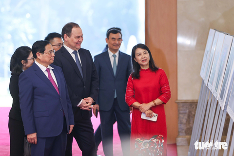 Thủ tướng Phạm Minh Chính đón, hội đàm Thủ tướng Belarus- Ảnh 5. Thủ tướng Phạm Minh Chính và Thủ tướng Belarus Roman Golovchenko xem triển lãm ảnh về quan hệ hai nước - Ảnh: NGUYỄN KHÁNH