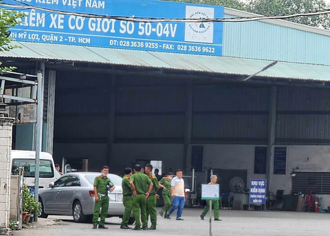 Bắt tạm giam giám đốc và phó giám đốc Trung tâm đăng kiểm 50-04V- Ảnh 3. Đến 10h30, rất đông lực lượng chức năng đến làm việc, khám xét tại trung tâm đăng kiểm 50-04V - Ảnh: MINH HÒA