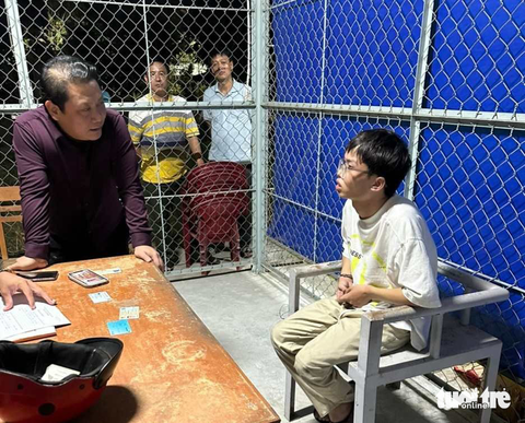 Khởi tố nam thanh niên mang súng cướp tiệm vàng tại Trà Vinh- Ảnh 1. Lại Thế Việt lúc bị bắt - Ảnh: CACC