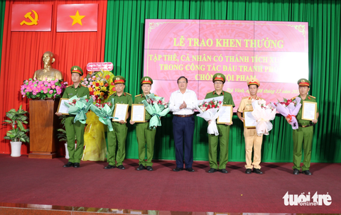 Khởi tố nam thanh niên mang súng cướp tiệm vàng tại Trà Vinh- Ảnh 3. Chủ tịch UBND tỉnh Trà Vinh Lê Văn Hẳn trao thưởng cho lực lượng công an có thành tích xuất sắc trong chuyên án - Ảnh: A.X.