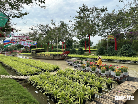 Đồng Tháp tổ chức Festival hoa kiểng Sa Đéc lần đầu tiên- Ảnh 2. Tiểu cảnh dòng sông hoa tái hiện cảnh mua bán trên bến dưới thuyền tại khu du lịch Cánh đồng hoa hồng - Ảnh: ĐẶNG TUYẾT