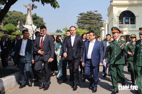 Thủ tướng Việt Nam, Belarus đi uống cà phê, ngắm Cột cờ Hà Nội- Ảnh 3. Thủ tướng Phạm Minh Chính và Thủ tướng Belarus Roman Golovchenko đến tham quan Cột cờ Hà Nội - Ảnh: NGUYỄN KHÁNH