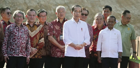 Tổng thống Indonesia Joko Widodo (giữa) dự lễ khởi công vào tháng 9 cho các dự án do các nhà đầu tư tư nhân tài trợ tại thủ đô Nusantara ở Đông Kalimantan. - Ảnh: BLOOMBERG Tổng thống Indonesia Joko Widodo (giữa) dự lễ khởi công các dự án do các nhà đầu tư tư nhân tài trợ tại thủ đô Nusantara ở Đông Kalimantan - Ảnh: BLOOMBERG