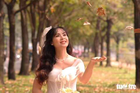 Ngỡ ngàng cảnh sắc mùa lá rụng bên bờ kênh Nhiêu Lộc - Thị Nghè- Ảnh 1. Những ngày cuối năm bên bờ kênh Nhiêu Lộc - Thị Nghè, lộc vừng thay lá lãng đãng như mùa thu Hà Nội. Có người đã chọn địa điểm này để chụp ảnh cưới - Ảnh: TIẾN QUỐC