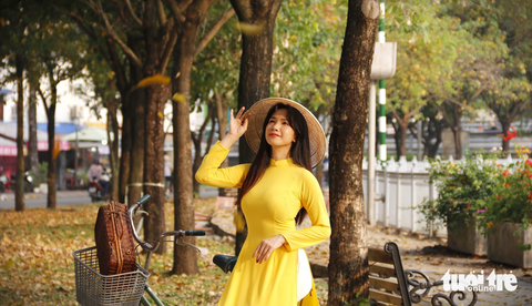 Ngỡ ngàng cảnh sắc mùa lá rụng bên bờ kênh Nhiêu Lộc - Thị Nghè- Ảnh 4. Lá lộc vừng khô phủ kín thảm cỏ xanh - Ảnh: TIẾN QUỐC